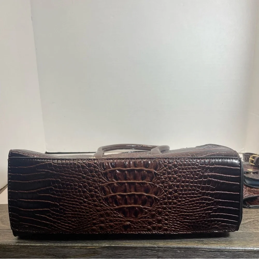 Elegant Brown Crocodile-Embossed Women's Handbag Set.shoulder strap. Unbranded.
